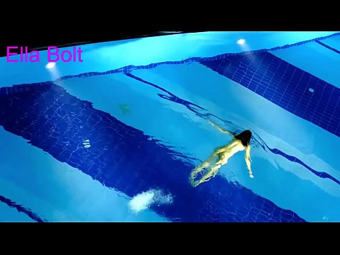 ❤️ मी पाहणे थांबवू शकत नाही, तरुण गोरा ELLA BOLT रिसॉर्ट पूलमध्ये नग्न पोहताना पकडला गेला ❤️  आमच्याकडे mr.pi-porno.ru ️❤